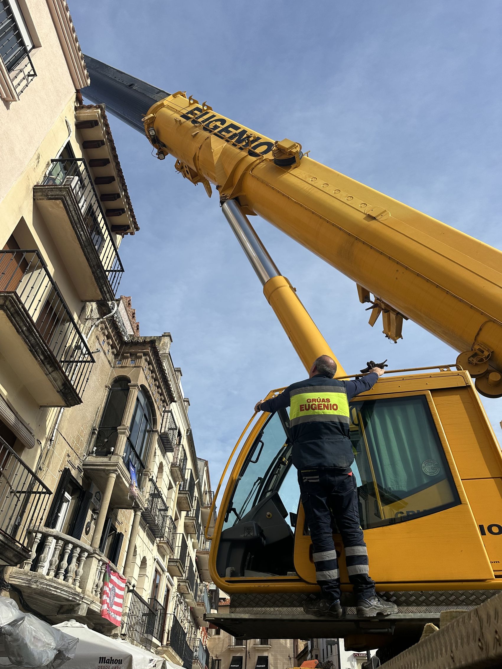 Gruista subido a la cabina en una calle del casco antiguo