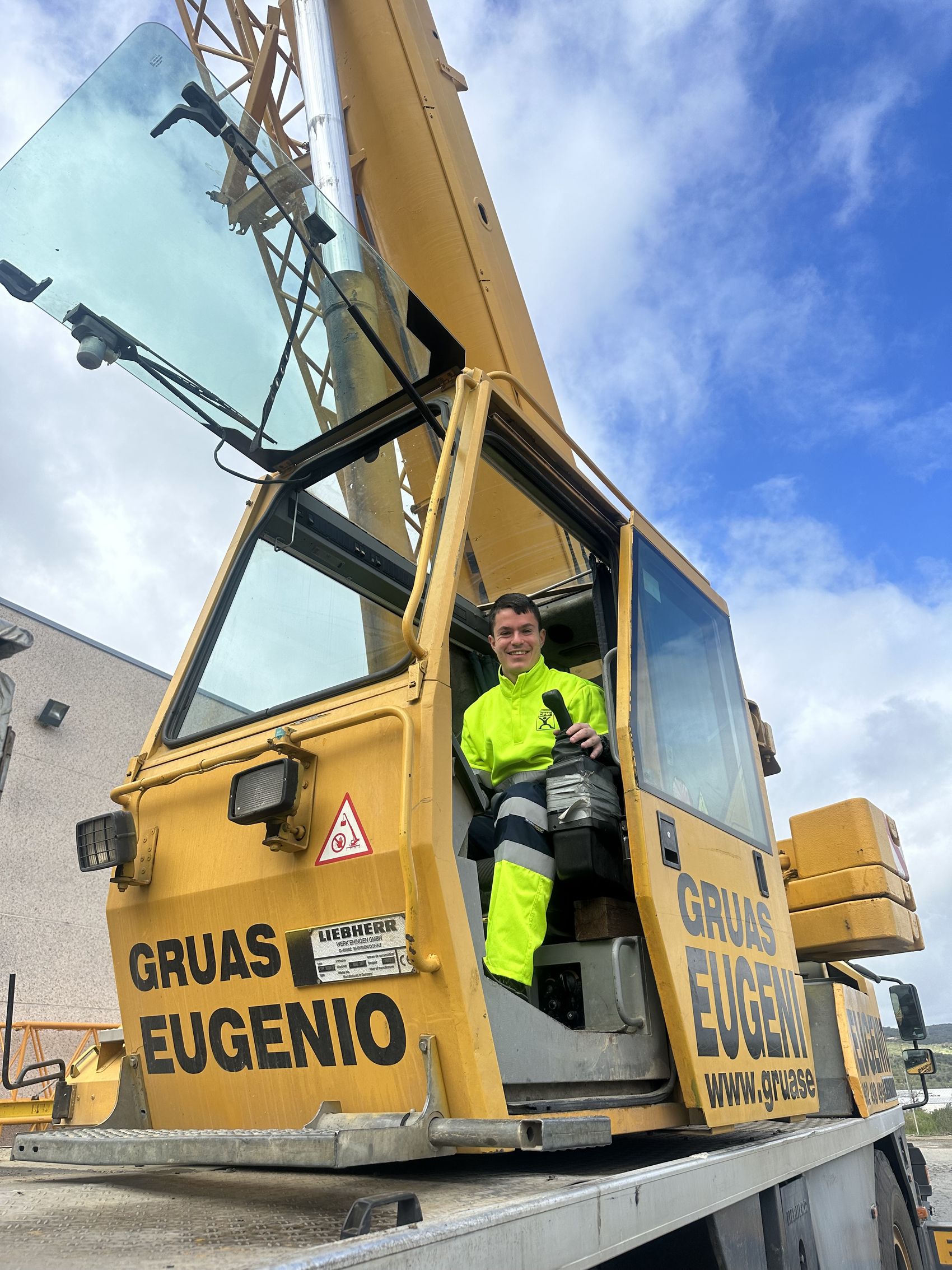 Operador en la cabina de una grúa Liebherr