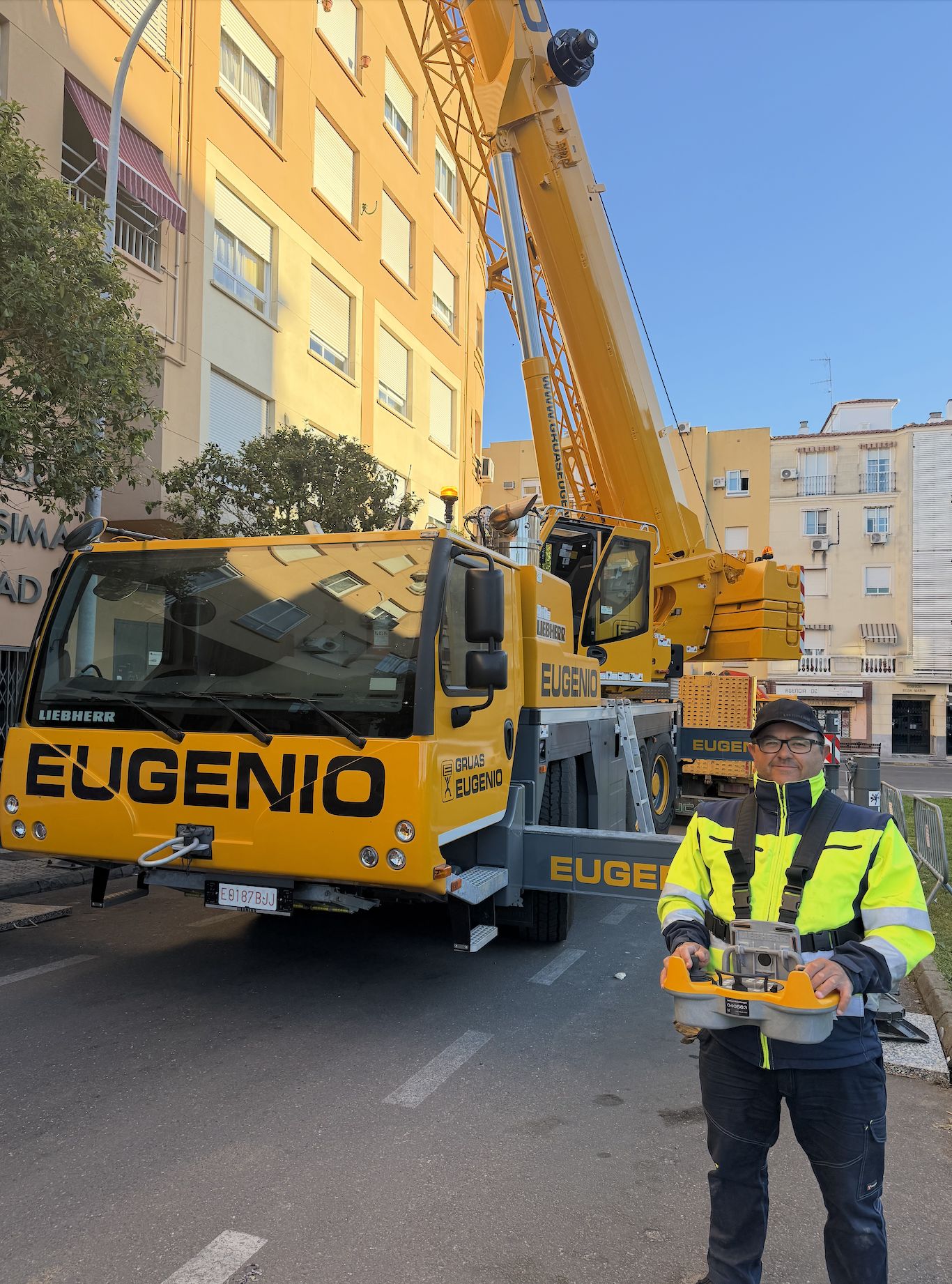 Responsable con emisora dirigiendo una maniobra
