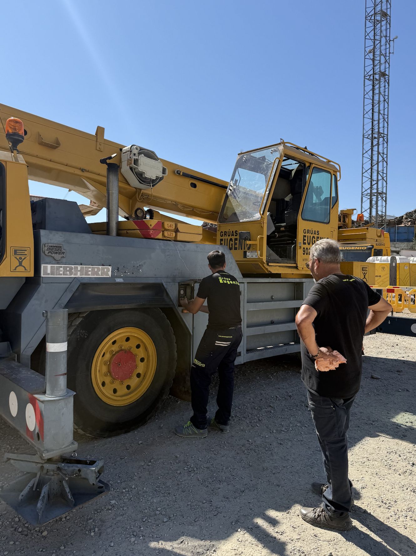 Mecánico revisando una grúa Liebherr en la campa