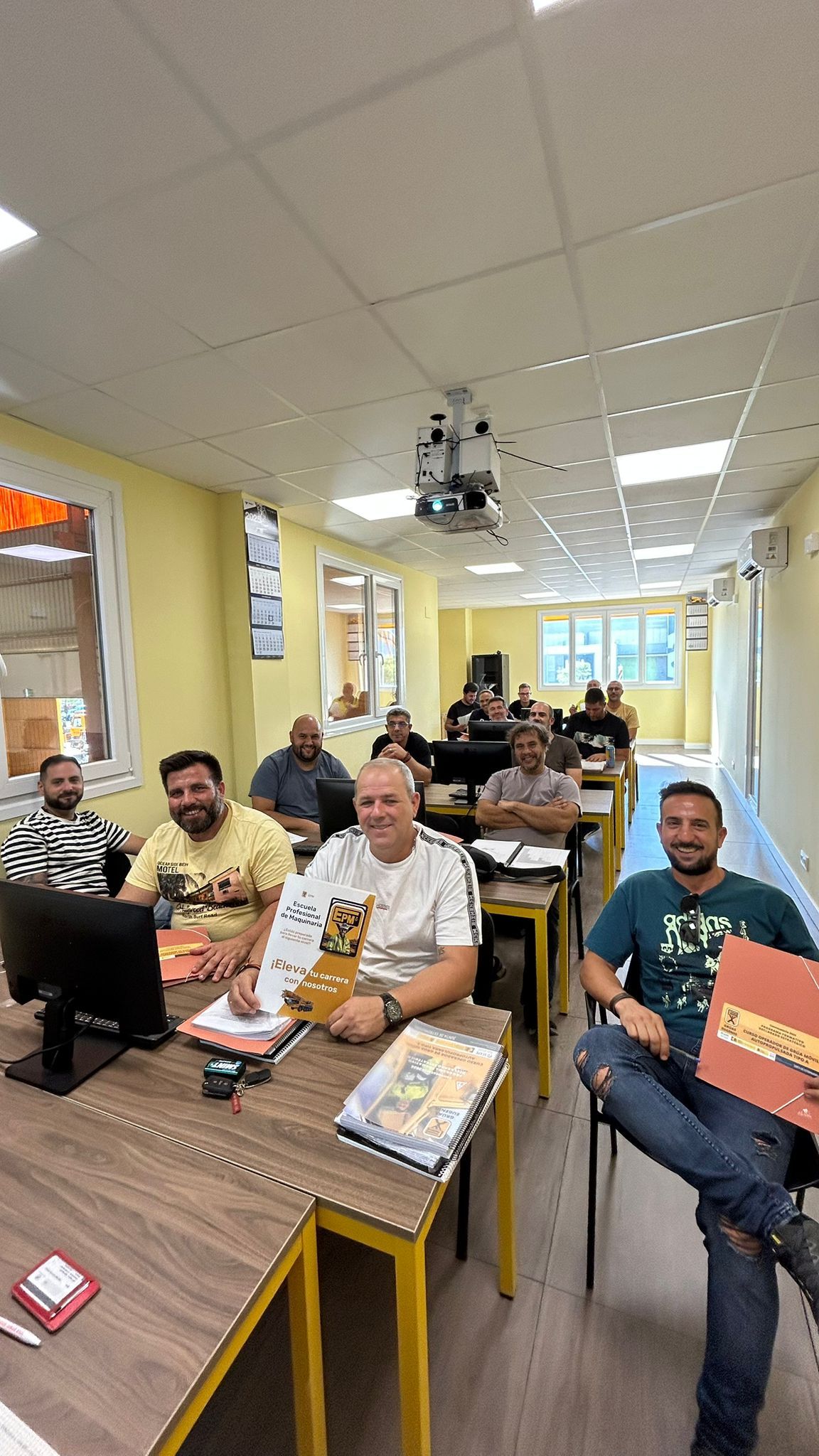 Grupo de alumnos durante la parte teórica del curso