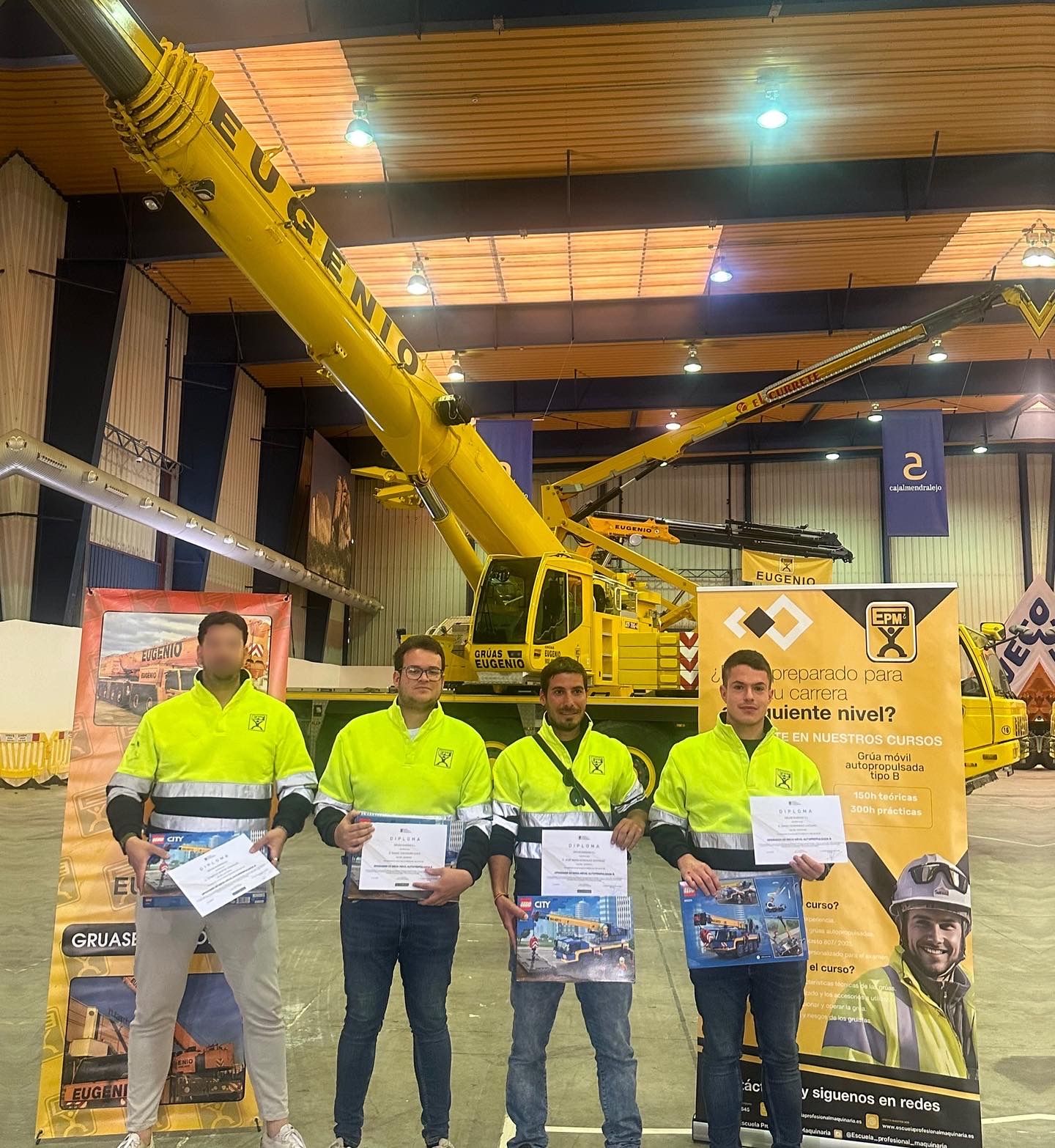 Alumnos con su diploma del curso de operador de grúa móvil autopropulsada