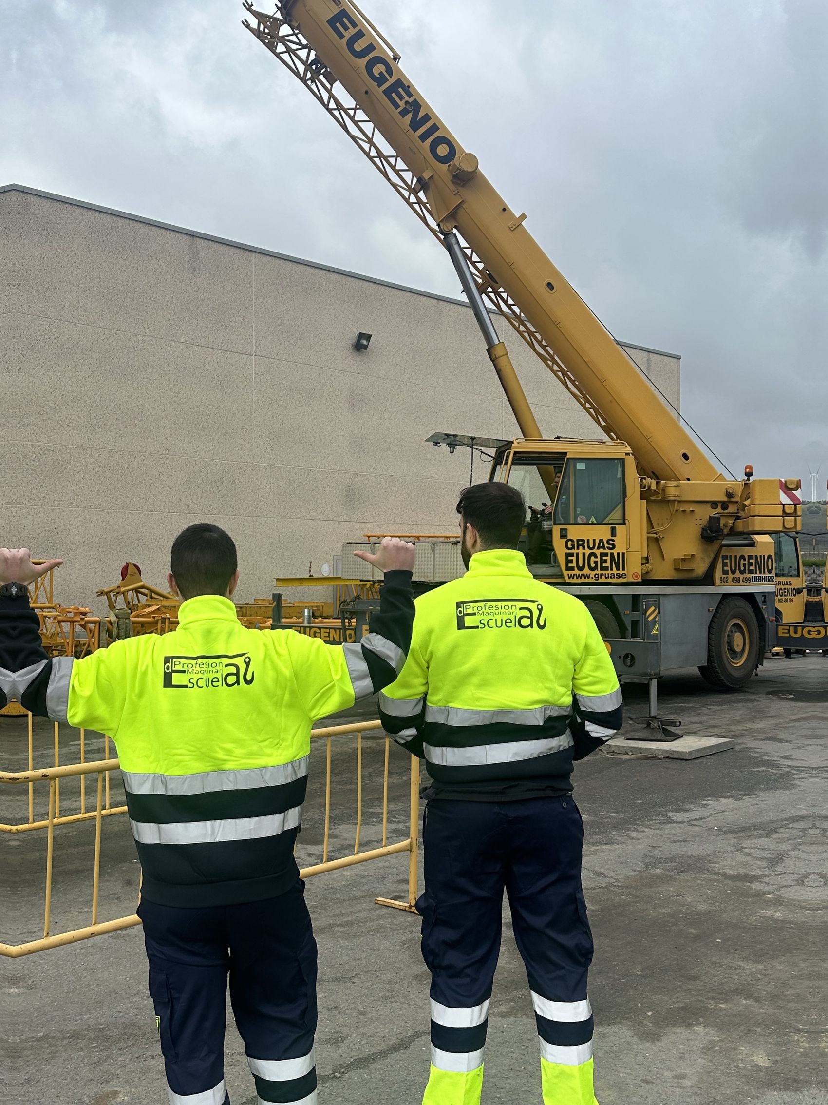 Alumnos señalizando una maniobra de grúa en la campa