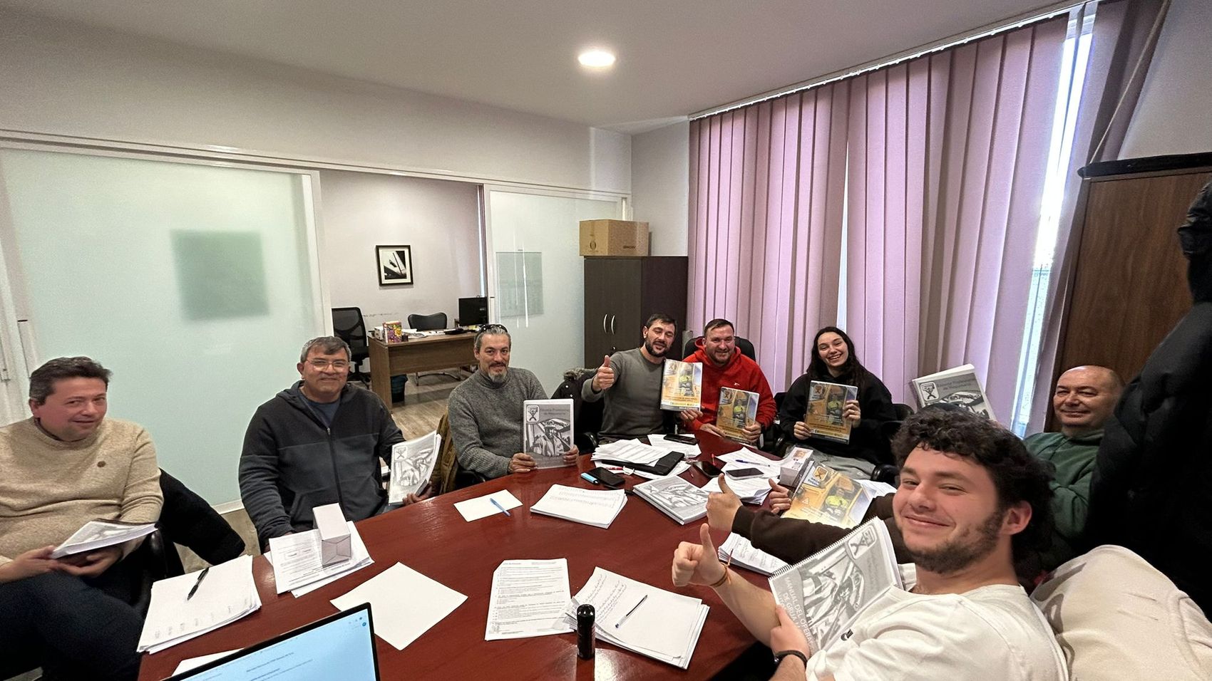 Equipo trabajando en la sala de oficinas